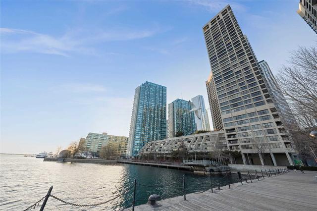 2508 - 65 Harbour Sq, Condo with 2 bedrooms, 2 bathrooms and 1 parking in Toronto ON | Image 8
