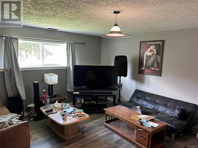 Lower suite living room | Image 43