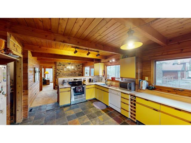 861 New Lake Road, House detached with 3 bedrooms, 3 bathrooms and null parking in East Kootenay C BC | Image 22