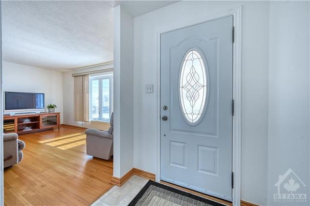 129 Alpine Street, House detached with 2 bedrooms, 2 bathrooms and 8 parking in Ottawa ON | Image 2