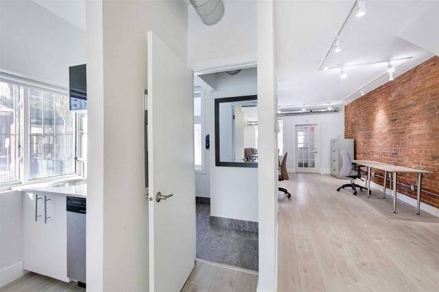 unit 1 - 194 Carlton St, House attached with 1 bedrooms, 2 bathrooms and 1 parking in Toronto ON | Image 2