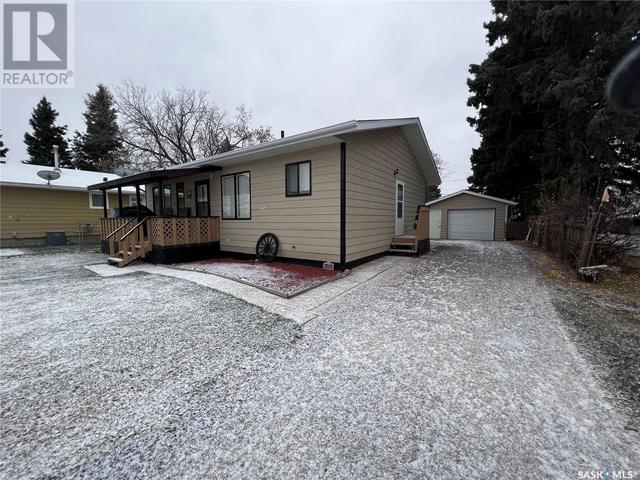 391 2nd Street W, House detached with 2 bedrooms, 2 bathrooms and null parking in Glaslyn SK | Image 2
