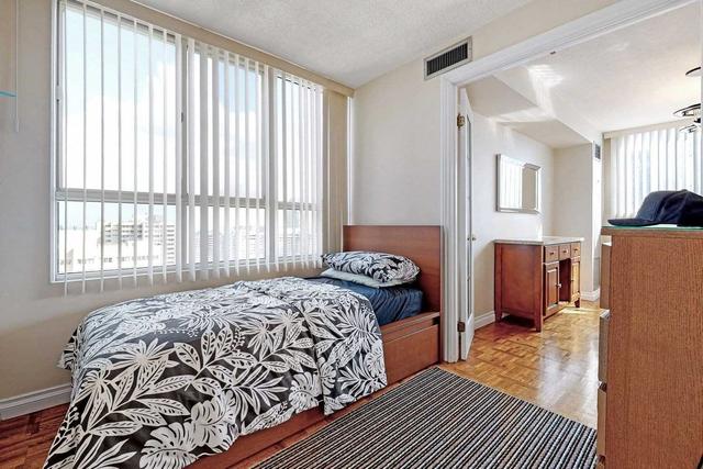 sph4 - 3700 Kaneff Cres, Condo with 2 bedrooms, 2 bathrooms and 2 parking in Mississauga ON | Image 14