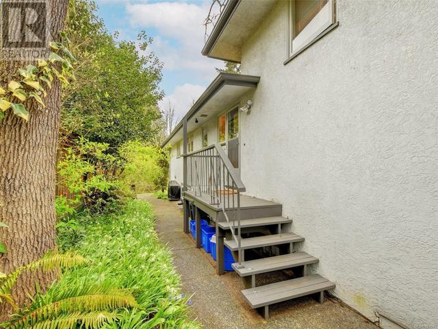 3926 Grange Rd, House detached with 4 bedrooms, 3 bathrooms and 4 parking in Saanich BC | Image 28