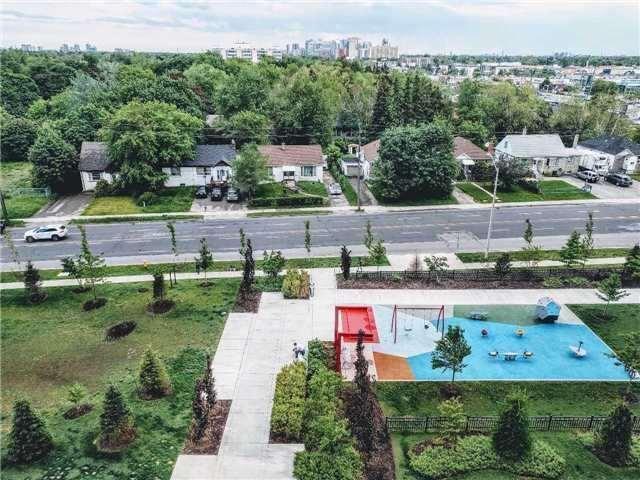 426 - 7165 Yonge St, Condo with 2 bedrooms, 2 bathrooms and 1 parking in Markham ON | Image 2