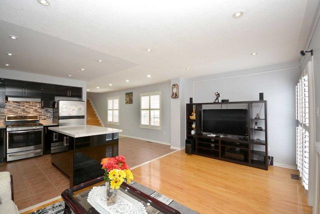 3145 Bentley Dr, House semidetached with 4 bedrooms, 4 bathrooms and 2 parking in Mississauga ON | Image 3