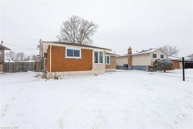 208 Bradley Avenue, House detached with 3 bedrooms, 1 bathrooms and 2 parking in Welland ON | Image 4