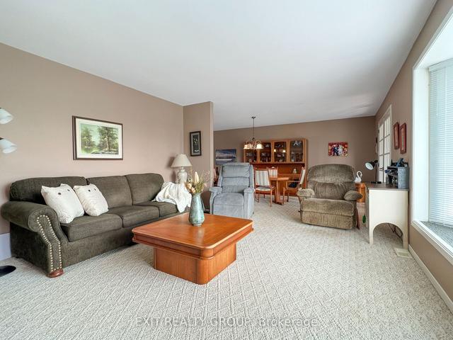 953 Airport Pkwy, House detached with 2 bedrooms, 3 bathrooms and 20 parking in Belleville ON | Image 3