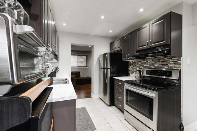 100 - 81 Hansen Rd N, Townhouse with 3 bedrooms, 2 bathrooms and 1 parking in Brampton ON | Image 2