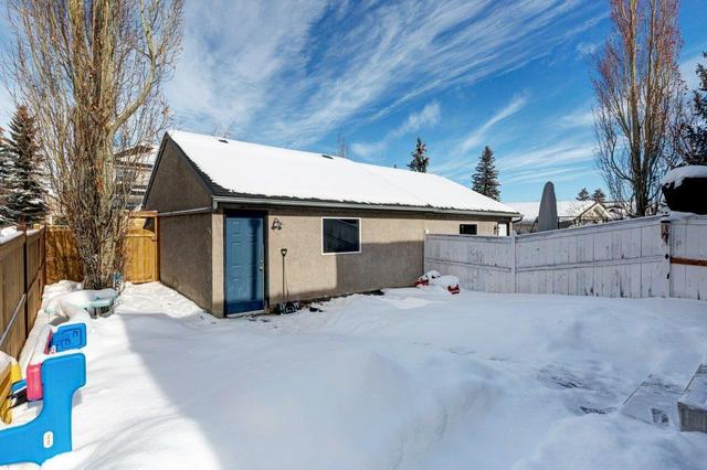 38 Quentin Place Sw, Home with 3 bedrooms, 2 bathrooms and 2 parking in Calgary AB | Image 27