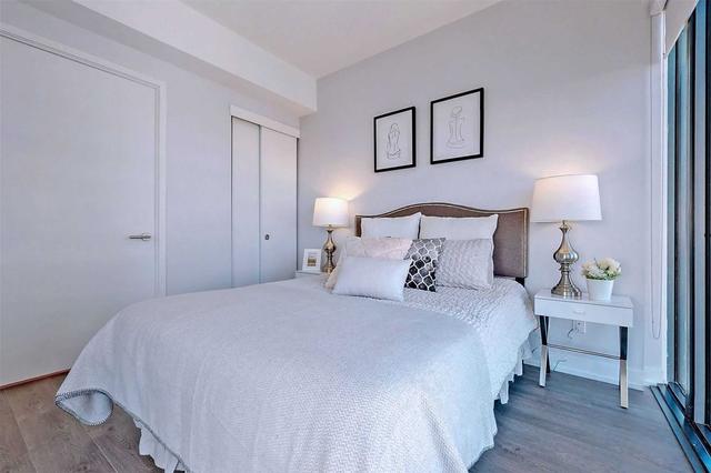 3309 - 161 Roehampton Ave, Condo with 2 bedrooms, 2 bathrooms and 0 parking in Toronto ON | Image 3