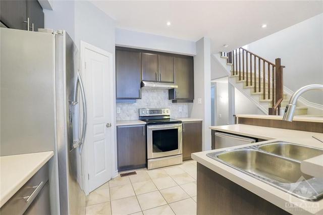210 Cooks Mill Crescent, Townhouse with 3 bedrooms, 3 bathrooms and 2 parking in Ottawa ON | Image 8