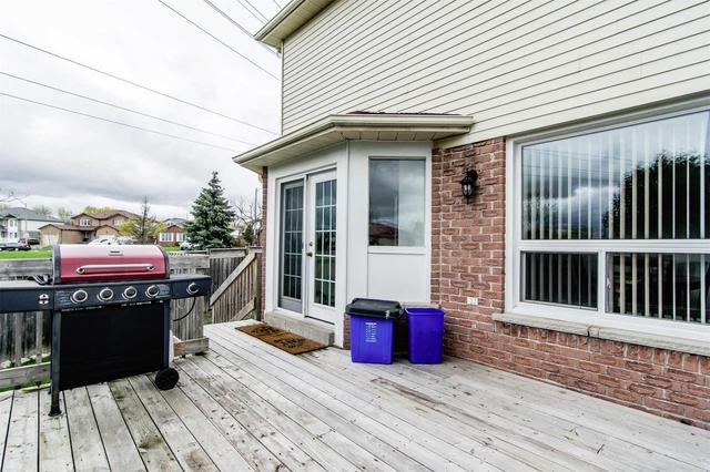 948 Attersley Dr, House attached with 3 bedrooms, 2 bathrooms and 3 parking in Oshawa ON | Image 15