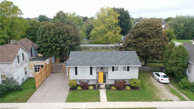 122 Hincks Street, House detached with 3 bedrooms, 2 bathrooms and 2 parking in Goderich ON | Image 2