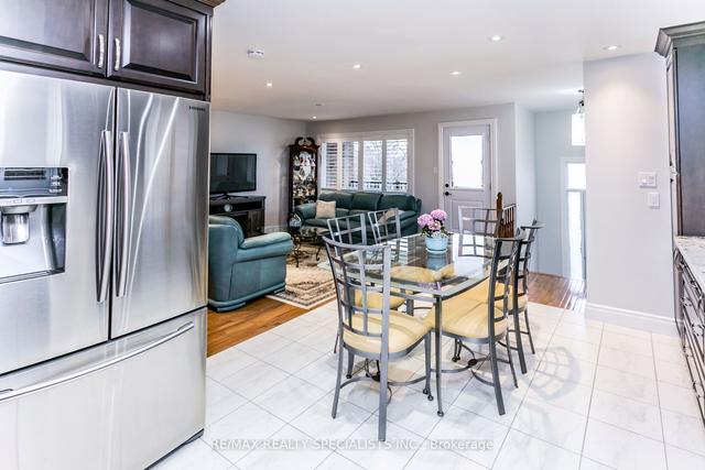 4190 Bishopstoke Lane, House semidetached with 3 bedrooms, 2 bathrooms and 4 parking in Mississauga ON | Image 3