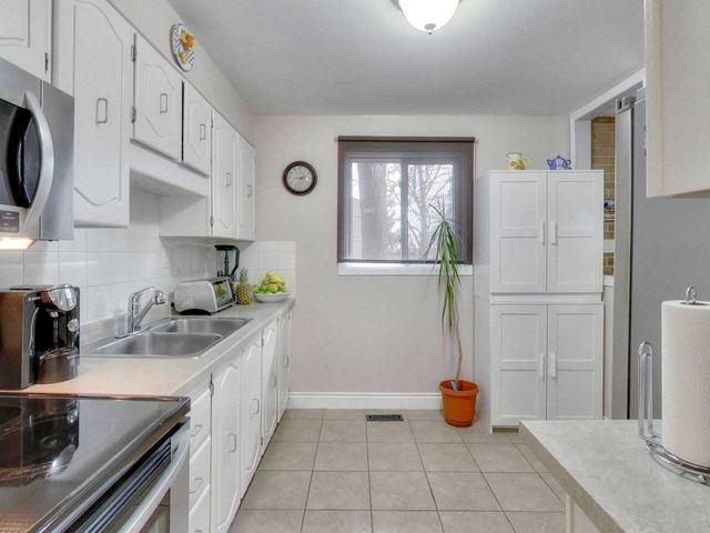 54 - 105 Hansen Rd N, Townhouse with 3 bedrooms, 2 bathrooms and 1 parking in Brampton ON | Image 8