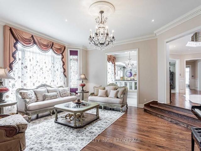 15 Royal Oak Dr, House detached with 5 bedrooms, 7 bathrooms and 10 parking in Toronto ON | Image 2