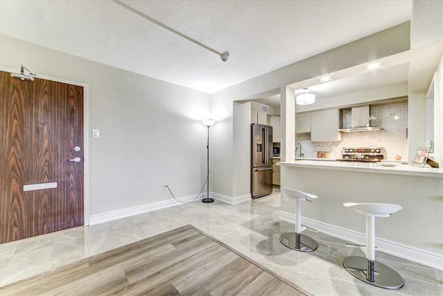 709 - 10 Parkway Forest Dr, Condo with 2 bedrooms, 1 bathrooms and 1 parking in Toronto ON | Image 3
