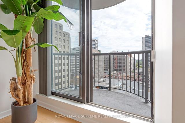1104 - 47 St Clair Ave W, Condo with 2 bedrooms, 2 bathrooms and 1 parking in Toronto ON | Image 3