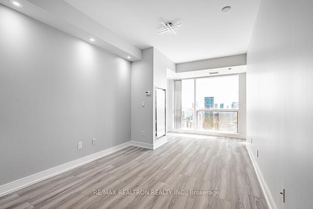 4909 - 386 Yonge St, Condo with 2 bedrooms, 2 bathrooms and 1 parking in Toronto ON | Image 3