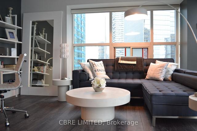 2402 - 99 Harbour Sq, Condo with 2 bedrooms, 2 bathrooms and 0 parking in Toronto ON | Image 18