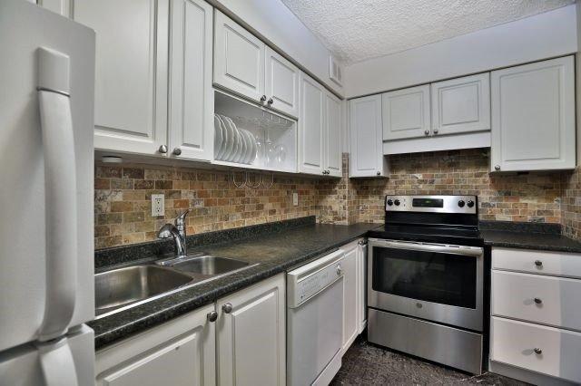 404 - 212 Kerr St, Condo with 2 bedrooms, 1 bathrooms and 1 parking in Oakville ON | Image 10