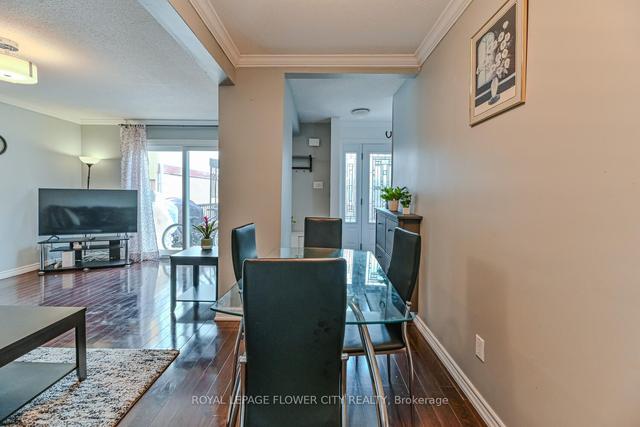 20 Horseshoe Crt, House detached with 3 bedrooms, 2 bathrooms and 3 parking in Brampton ON | Image 2
