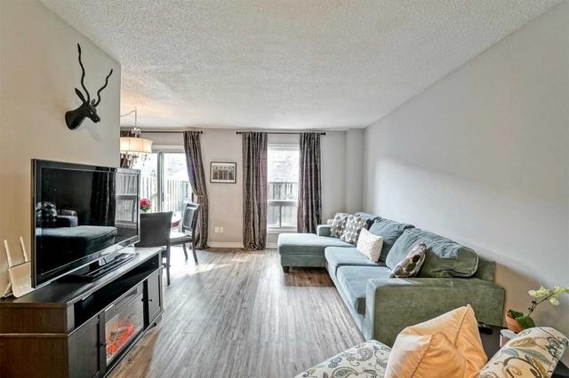 680 Regency Crt, Townhouse with 3 bedrooms, 2 bathrooms and 2 parking in Burlington ON | Image 37