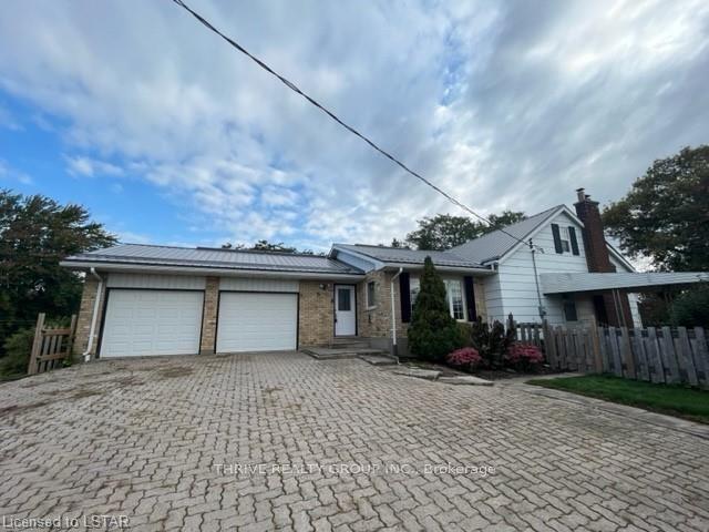 2106 Elliot St, House detached with 3 bedrooms, 2 bathrooms and 6 parking in North Middlesex ON | Image 1