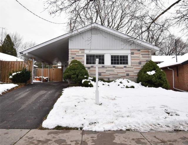 915 Brimorton Dr, House detached with 3 bedrooms, 2 bathrooms and 2 parking in Toronto ON | Image 1