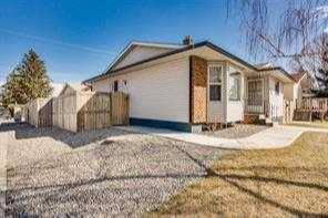 3704 28 Street Se, House detached with 4 bedrooms, 2 bathrooms and 2 parking in Calgary AB | Image 2