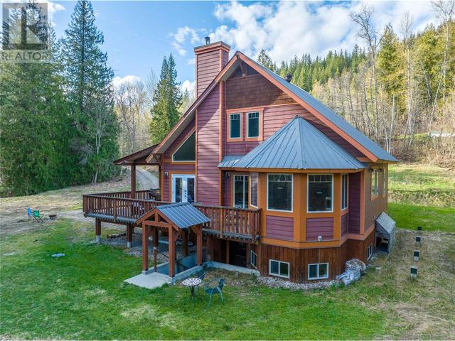 437 Cedar Street, House detached with 4 bedrooms, 3 bathrooms and 4 parking in Revelstoke BC | Image 6
