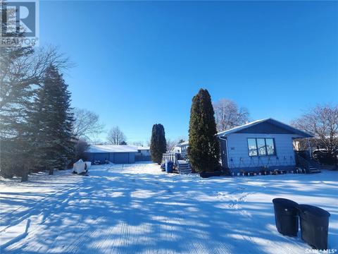 542 1st Street E, House detached with 5 bedrooms, 2 bathrooms and null parking in Lafleche SK | Card Image