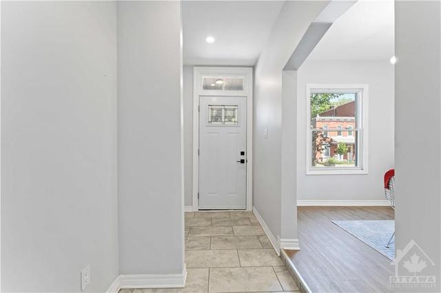 276 Clarence Street, Townhouse with 3 bedrooms, 2 bathrooms and 2 parking in Ottawa ON | Image 2