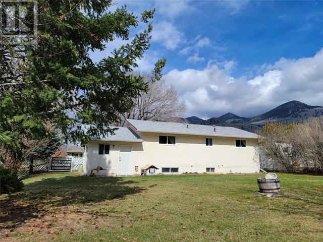 701 Kickbush Avenue, House detached with 4 bedrooms, 1 bathrooms and 1 parking in Keremeos BC | Image 3
