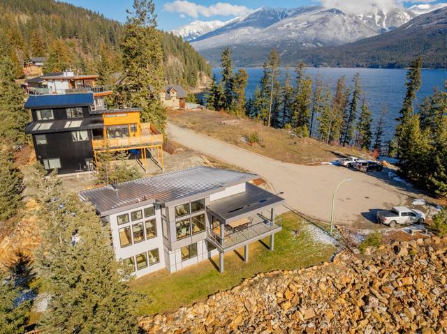 575 Larch Drive, House detached with 4 bedrooms, 3 bathrooms and 4 parking in Kaslo BC | Image 3