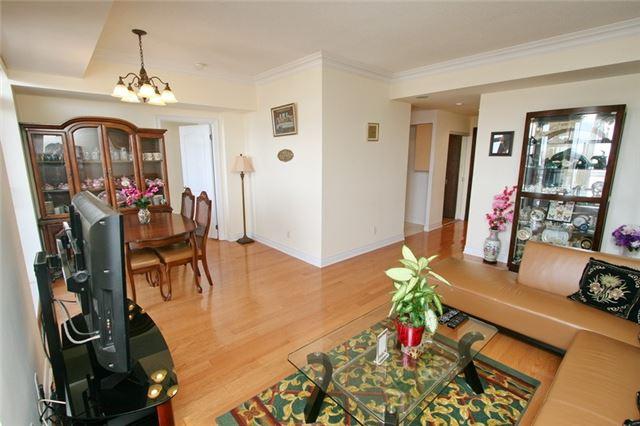 lph7 - 2 Clairtrell Rd, Condo with 3 bedrooms, 2 bathrooms and 1 parking in Toronto ON | Image 2