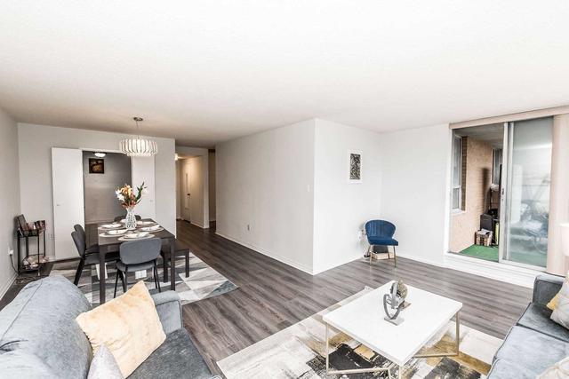 501 - 40 Panorama Crt, Condo with 3 bedrooms, 2 bathrooms and 1 parking in Toronto ON | Image 4