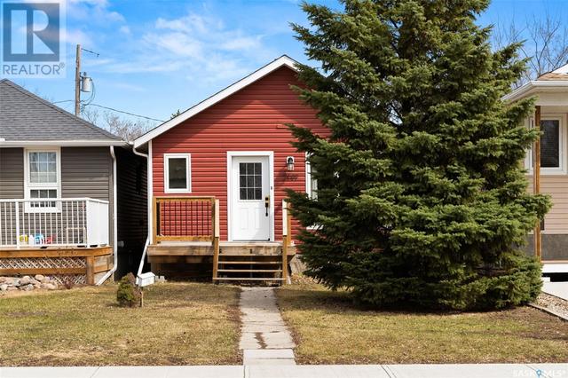 2449 Broder Street, House detached with 2 bedrooms, 1 bathrooms and null parking in Regina SK | Image 2