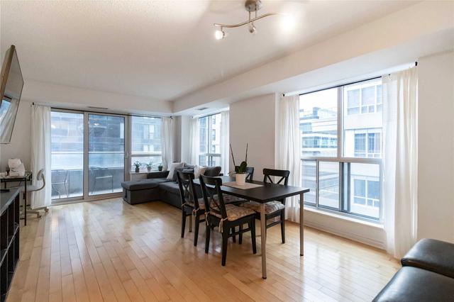 940 - 250 Wellington St W, Condo with 2 bedrooms, 2 bathrooms and 0 parking in Toronto ON | Image 2