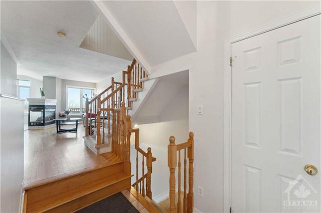 121 Kimberwick Crescent, Townhouse with 3 bedrooms, 3 bathrooms and 3 parking in Ottawa ON | Image 3