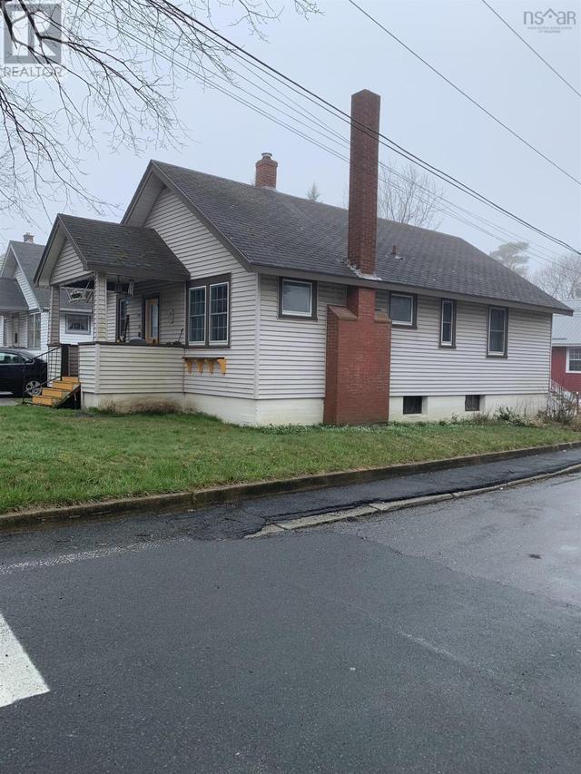 406 Main Street, House detached with 3 bedrooms, 1 bathrooms and null parking in Queens NS | Image 1