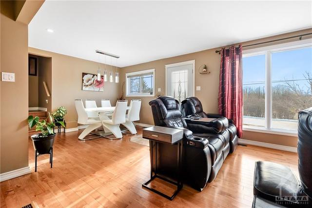 47 Tauvette Street, House detached with 4 bedrooms, 3 bathrooms and 8 parking in Ottawa ON | Image 6