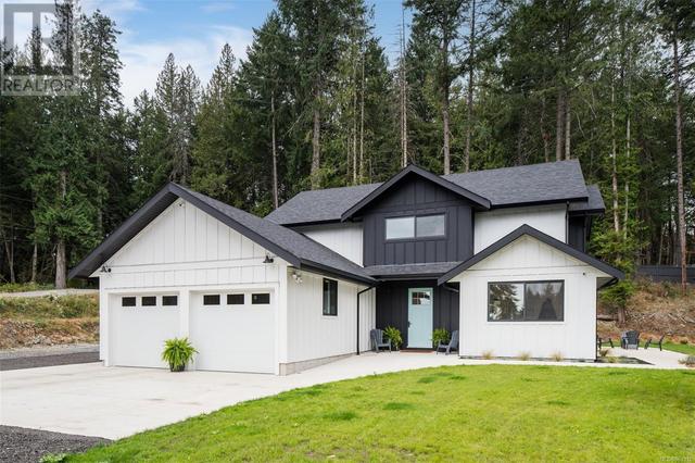 657 Gowlland Rd, House detached with 4 bedrooms, 3 bathrooms and 10 parking in Highlands BC | Image 1