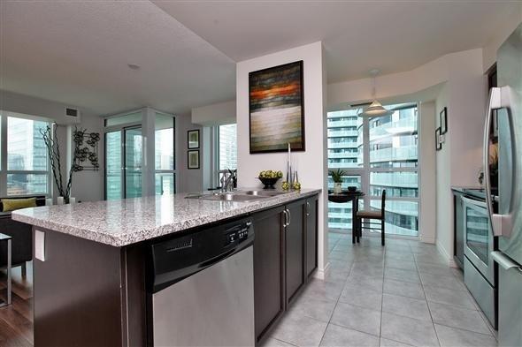2206 - 19 Grand Trunk Cres, Condo with 2 bedrooms, 2 bathrooms and 1 parking in Toronto ON | Image 12
