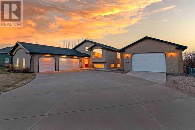 372, East 6 Avenue, House detached with 5 bedrooms, 3 bathrooms and 5 parking in Cypress County AB | Image 1