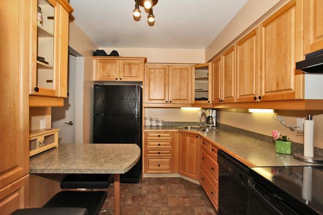 8 - 560 Sheraton Rd S, Townhouse with 3 bedrooms, 2 bathrooms and null parking in Burlington ON | Image 2