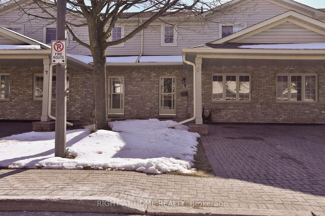 9 - 9 Wentworth Dr, Townhouse with 3 bedrooms, 2 bathrooms and 2 parking in Grimsby ON | Image 1