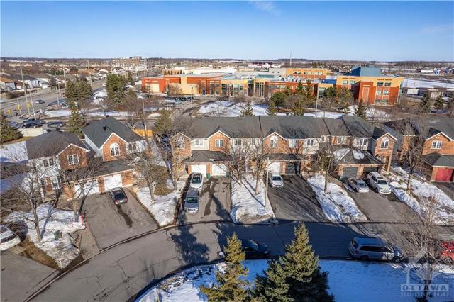 1039 Markwick Crescent, Townhouse with 3 bedrooms, 3 bathrooms and 3 parking in Ottawa ON | Image 3