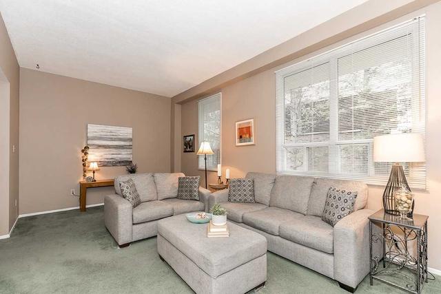 109 Poplar Cres, Condo with 4 bedrooms, 2 bathrooms and 2 parking in Aurora ON | Image 3